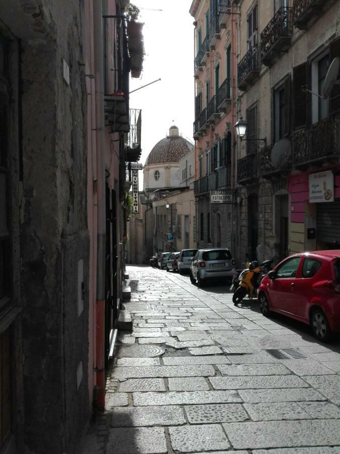 Al Centro Di Cagliari Apartment Luaran gambar